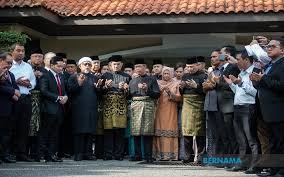 Perdana Menteri Malaysia Ke-8 , Tan Sri Muhyiddin Yassin sebelum berangkat ke Istana Negara